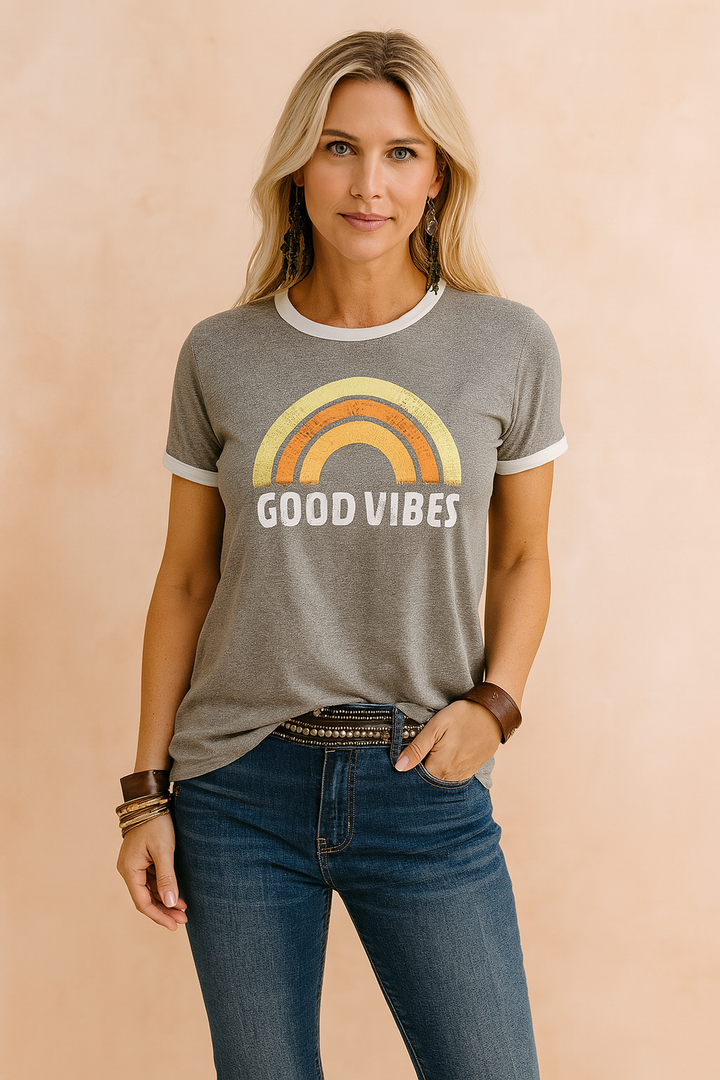 Mode dame t-shirt med 'Good Vibes' regnbueprint. Alsidig bluse for et casual eller statement forårslook.