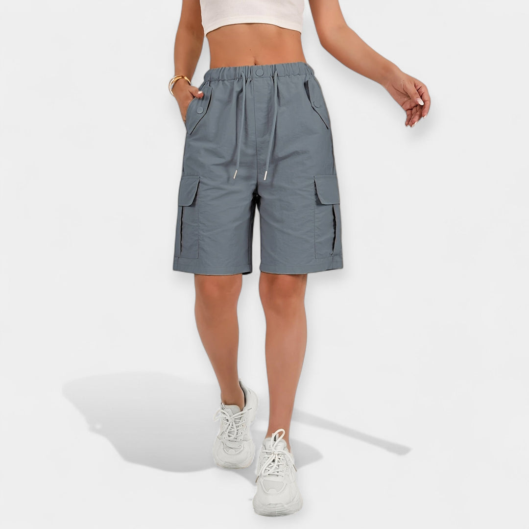 Komfortable dameshorts med flere cargo-lommer, velegnede til fritid og afslappede aktiviteter.