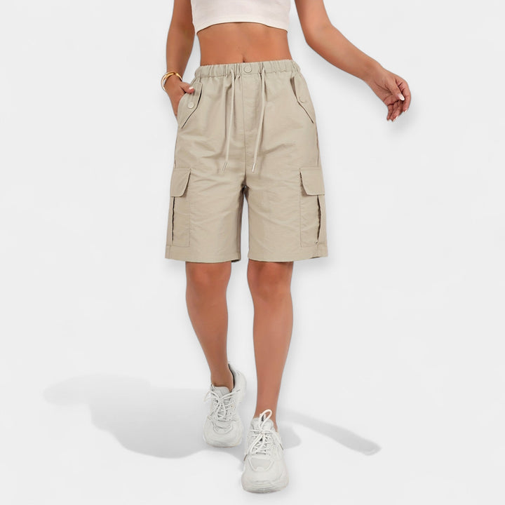 Frontbillede af dames cargo shorts, der viser talje, lynlås og de rummelige sidelommer.