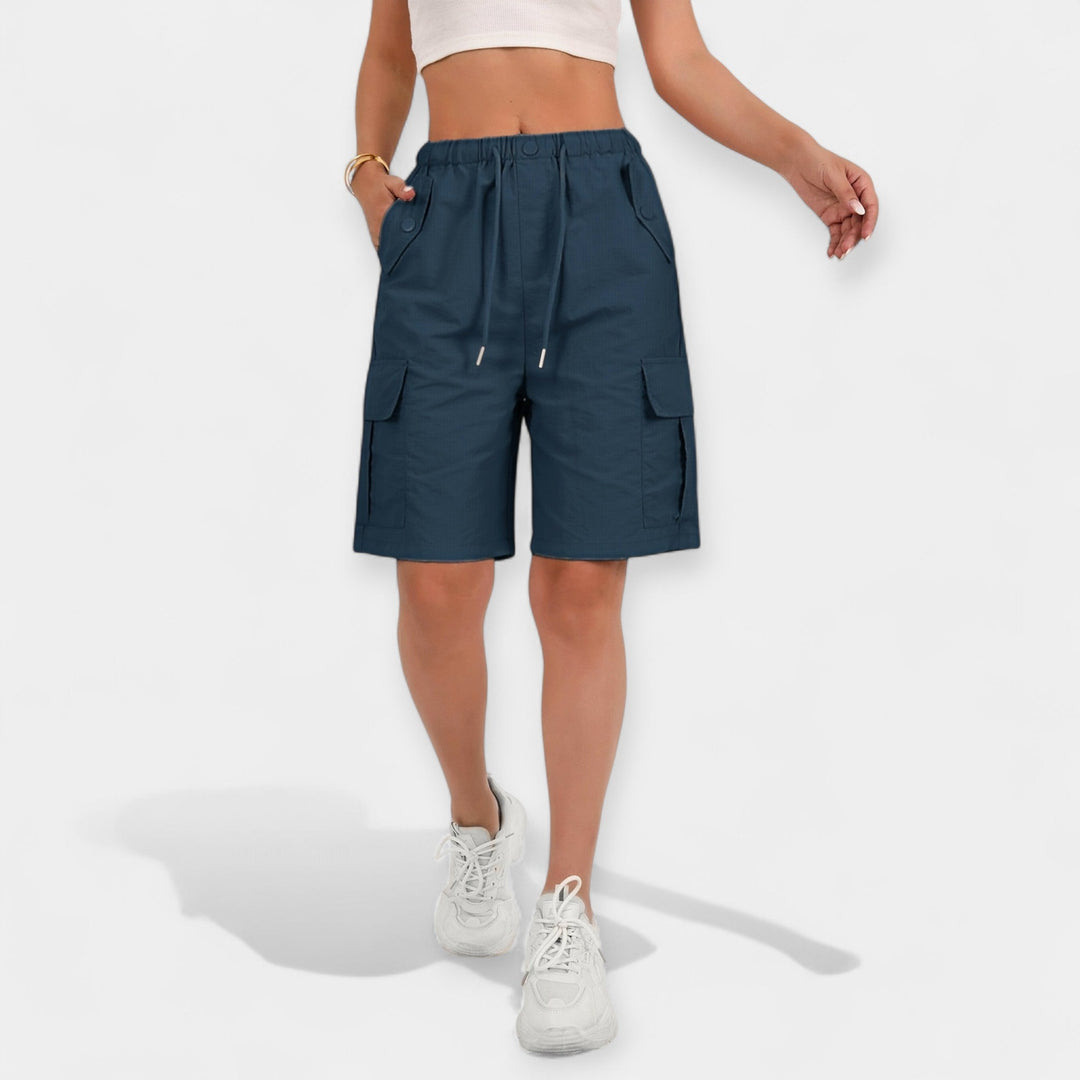 Nærbillede af tekstur og detaljer på de komfortable dames cargo shorts med forstærkede lommer.