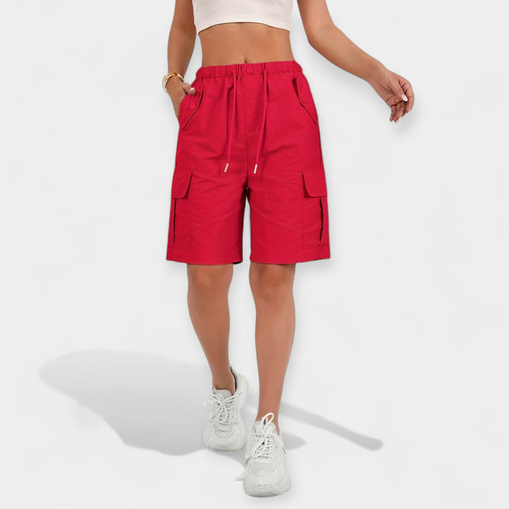 Bagsidevisning af dames cargo shorts med diskrete baglommer og en komfortabel, moderne stil.