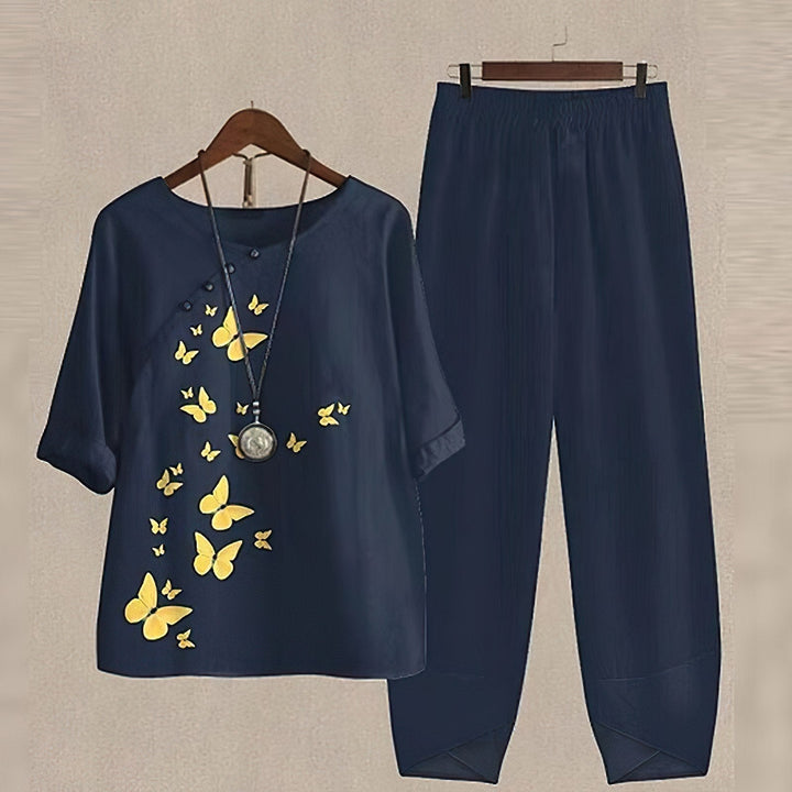 Todelt damesæt med casual kortærmet top og løse bukser. Ideel som homewear eller til afslappet sommerstil.