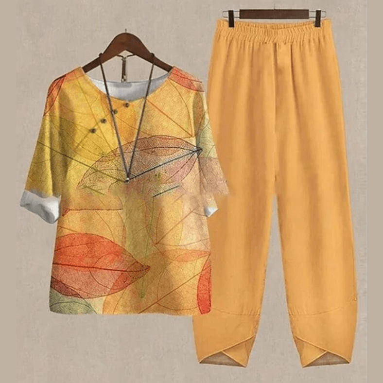 Let og luftigt sommersæt til damer: Kortærmet top og løse bukser med et flot print for afslappet look.