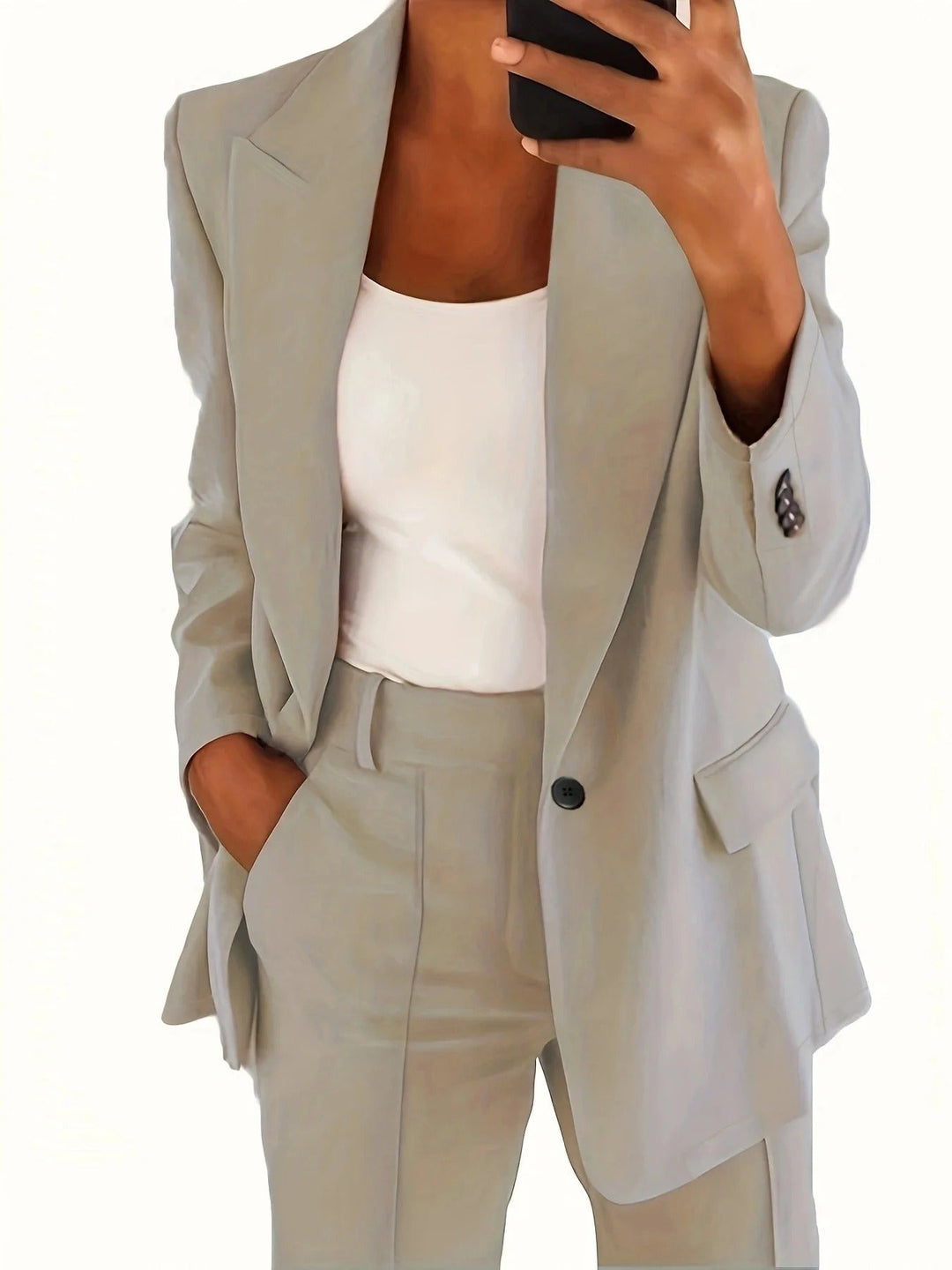 Damesæt med elegant blazer og bukser, perfekt til professionelt kontortøj.