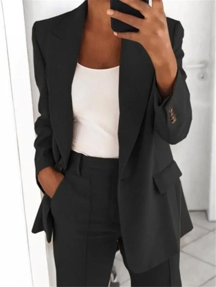 Professionelt kvinde jakkesæt med elegant design, bestående af blazer og matchende bukser.