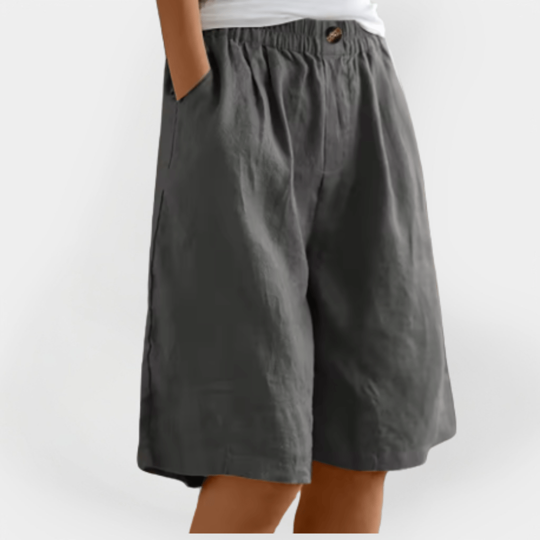 Moderne dameshorts med praktiske lommer. Perfekt til sommerens fritid og afslappede kvindemode.