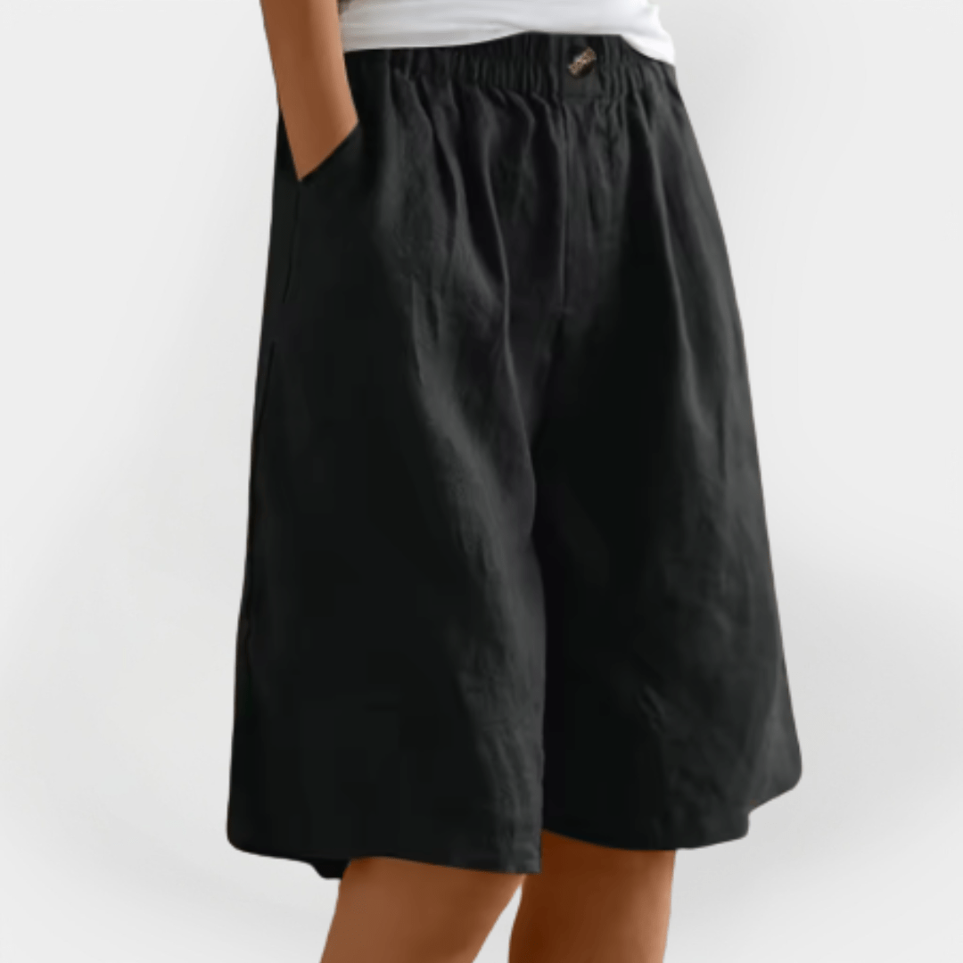 Bagfra: Løse dameshorts med synlig elastisk talje for komfort. Perfekte shorts til sommerens fritid.