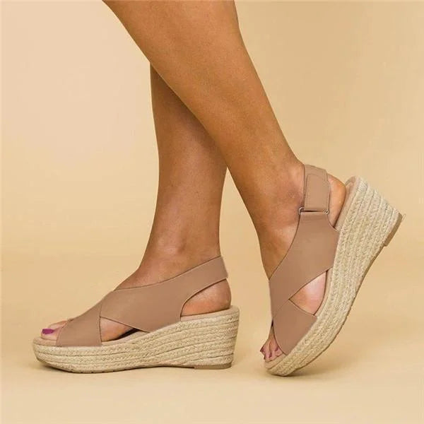Sidebillede af beige ortopædiske espadriller, kilehæl og justerbar rem, komfort til sommer.