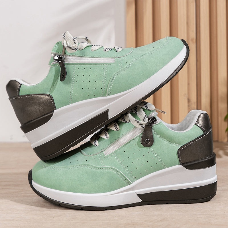 Hverdagssneakers Solaria, med diskret løft & åndbart materiale for komfort.