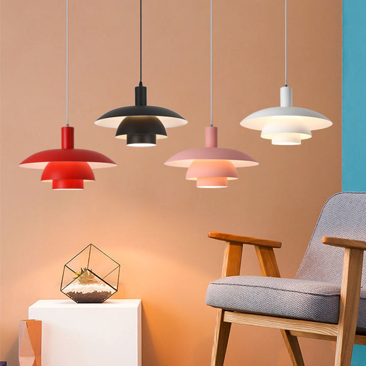 Dansk design pendellampe af metal og glas i skandinavisk stil, elegant og alsidig til moderne indretning.