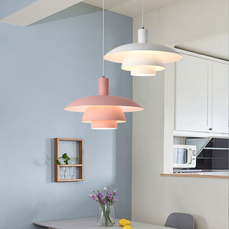 Dansk design pendellampe af metal og glas i skandinavisk stil, elegant og alsidig til moderne indretning.