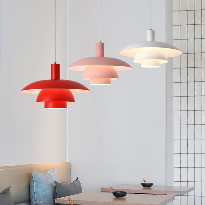 Dansk design pendellampe af metal og glas i skandinavisk stil, elegant og alsidig til moderne indretning.