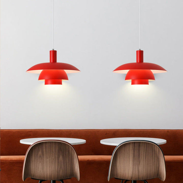 Dansk design pendellampe af metal og glas i skandinavisk stil, elegant og alsidig til moderne indretning.