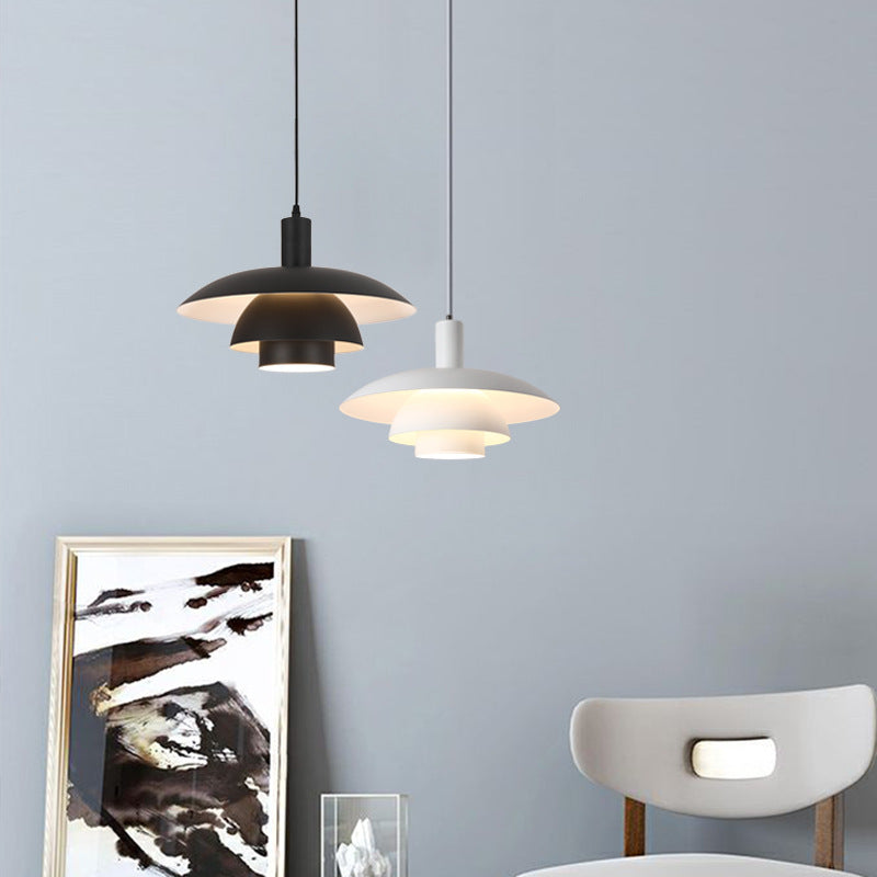 Dansk design pendellampe af metal og glas i skandinavisk stil, elegant og alsidig til moderne indretning.