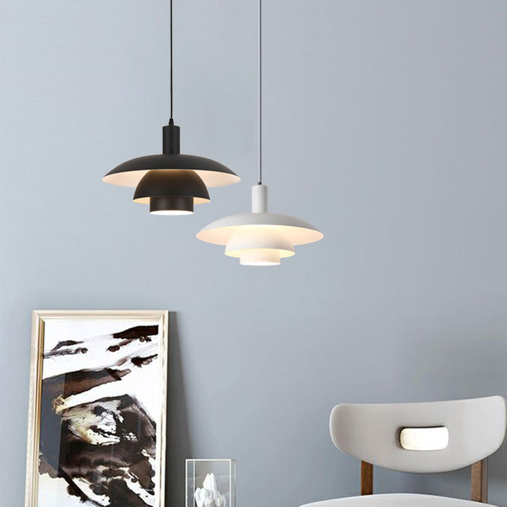 Dansk design pendellampe af metal og glas i skandinavisk stil, elegant og alsidig til moderne indretning.
