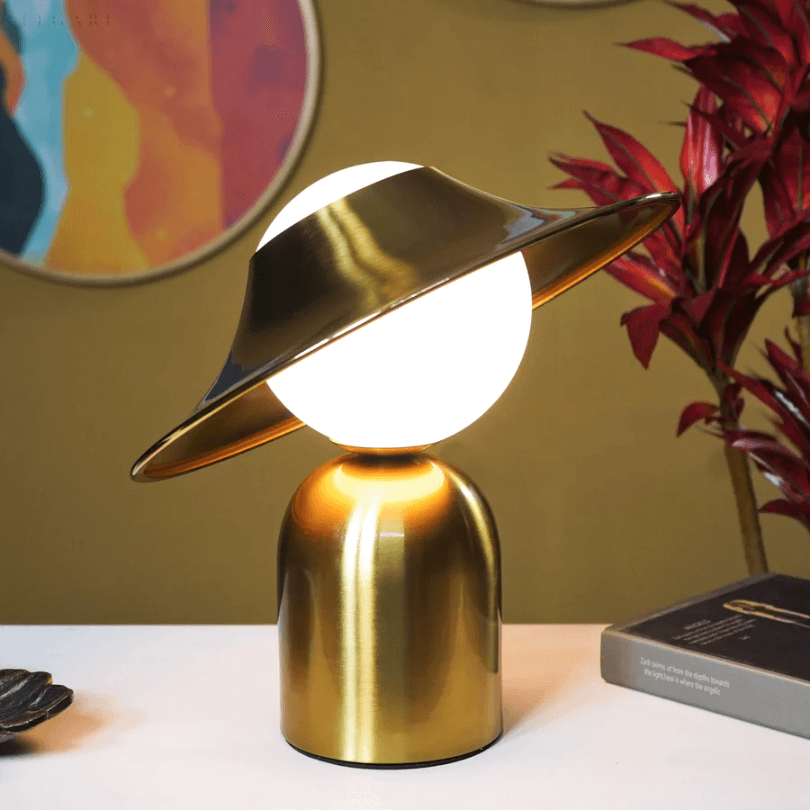 Elegant guld bordlampe i metal