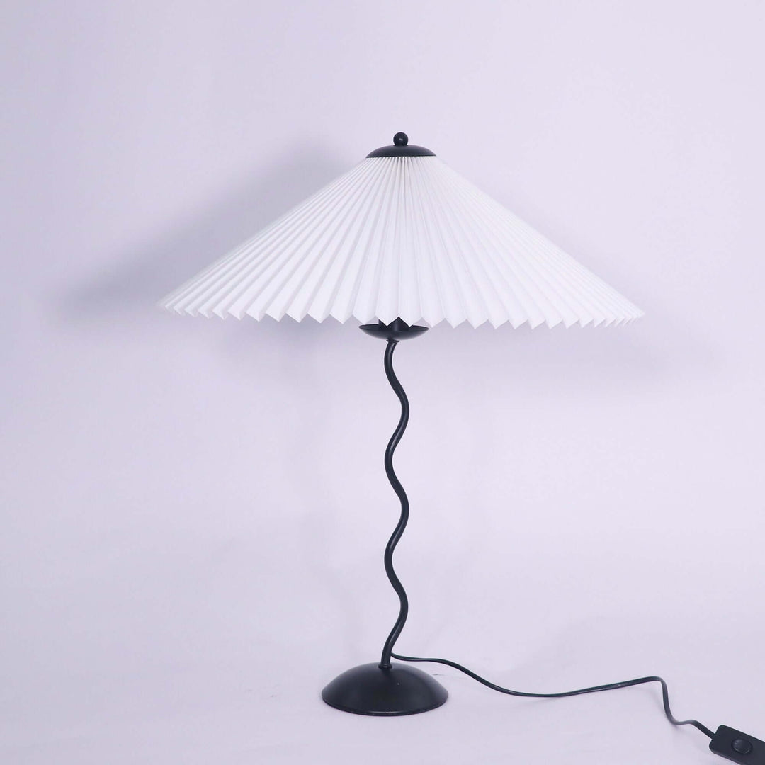 Moderne bølget desigbordlampe i metal