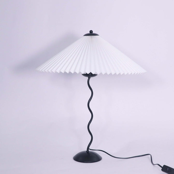 Moderne bølget desigbordlampe i metal