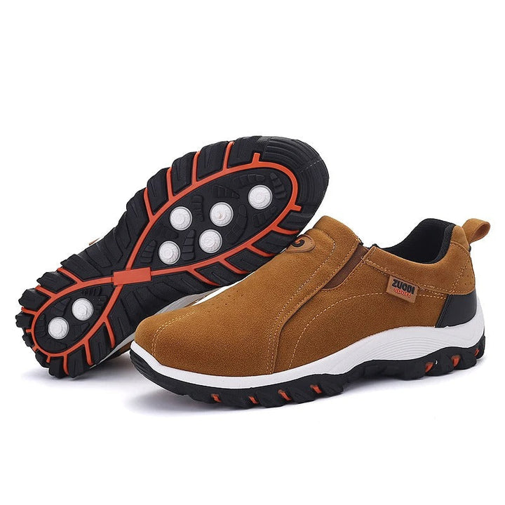 Grå slip-on herresko. Minimalistisk design og stilren komfort for et moderne look.