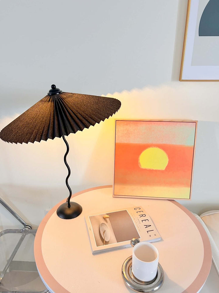 Moderne bølget desigbordlampe i metal