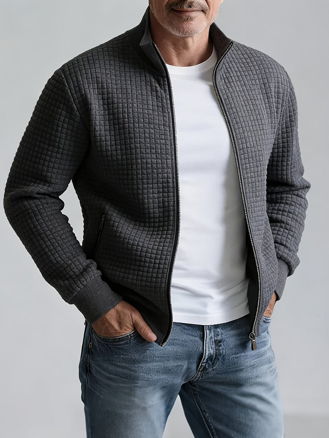 Herre zip-up jakke i quiltet design med vaffelstruktur og praktiske lynlåslommer. Komfortabel og moderne.