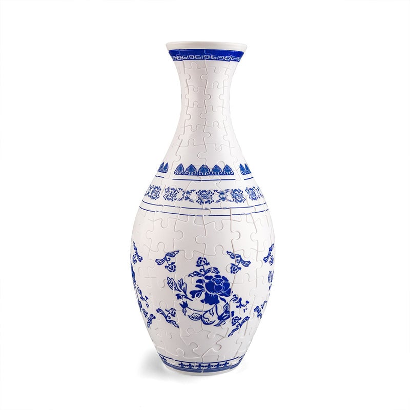 Færdig 3D puslespil vase i et minimalistisk hjem, accentuerer moderne design og hygge.