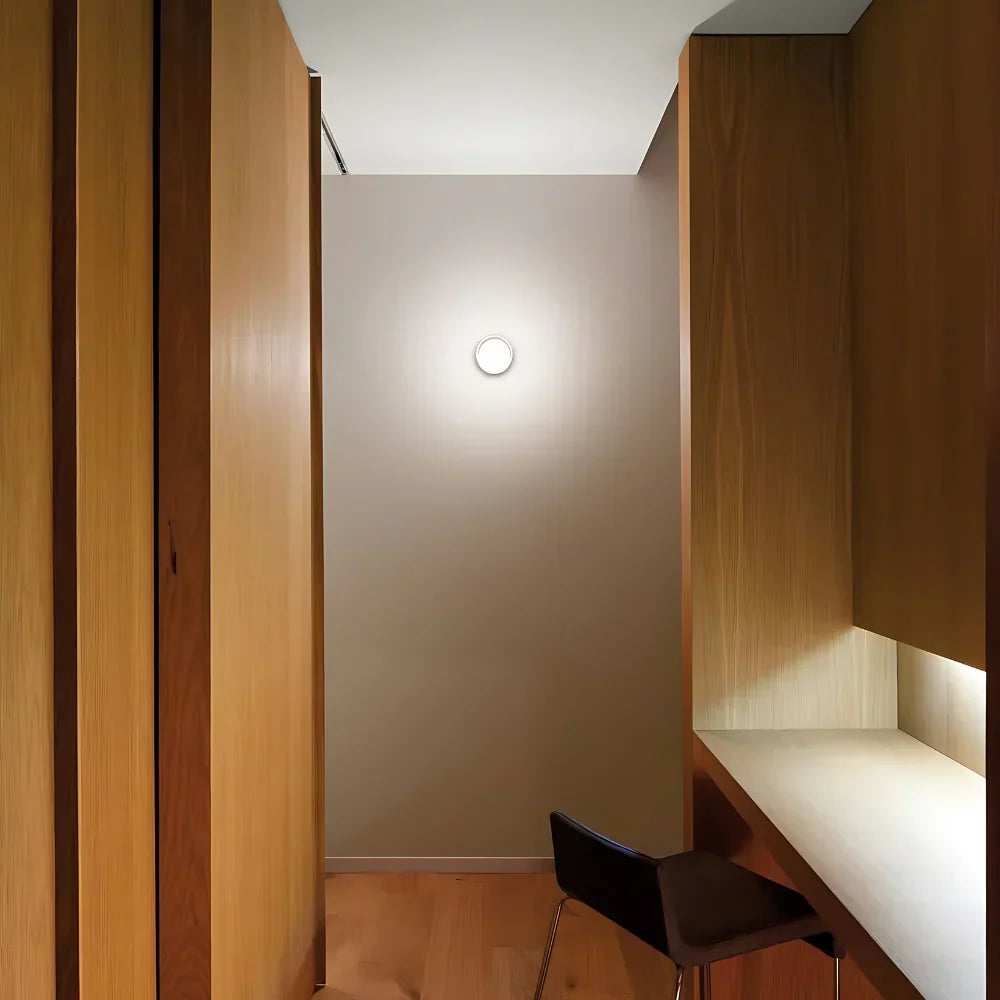 Væglampe til soveværelse. Rundt design, der skaber en beroligende og moderne stemning.