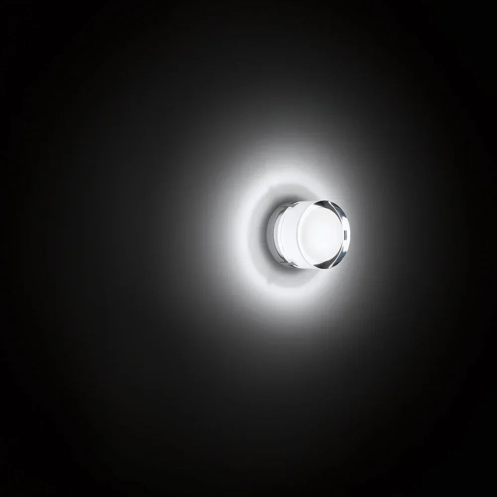Elegant belysning med rund væglampe. Optimal til stuen for en varm og indbydende atmosfære.