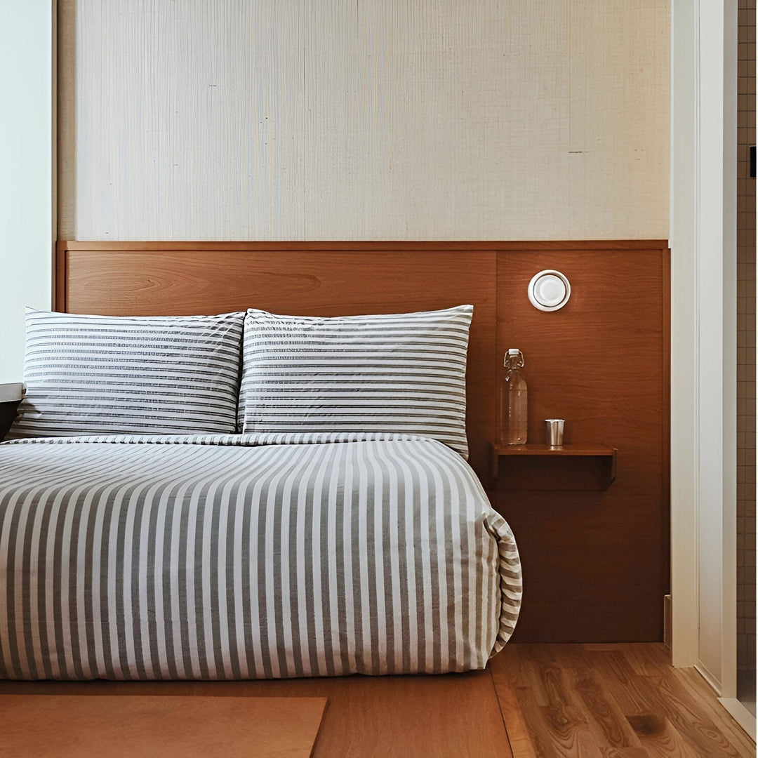 Minimalistisk rund væglampe. Fremhæver moderne design og skaber behagelig belysning.