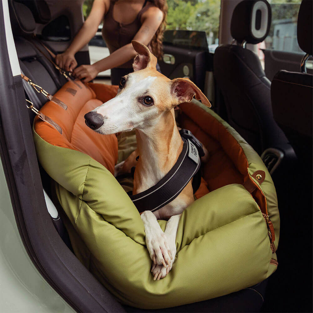 Deluxe hundeautostol i kunstlæder, tofarvet, rummelig, til mellemstore til store hunde, med plys og skridsikker bund