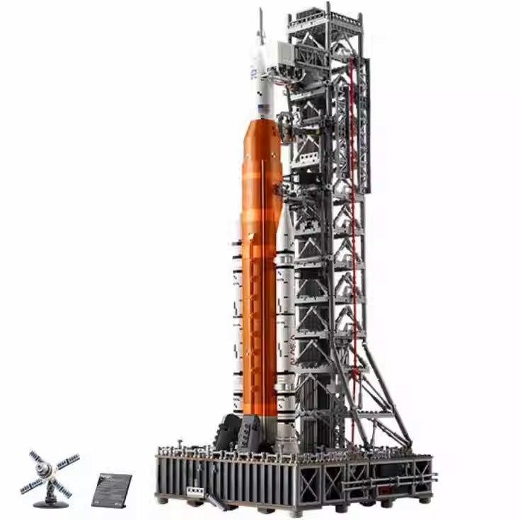 Detaljeret model af NASA Artemis Space Launch System med flertrinsraket og Orion-kapsel, 70 cm høj.