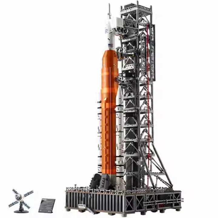Detaljeret model af NASA Artemis Space Launch System med flertrinsraket og Orion-kapsel, 70 cm høj.