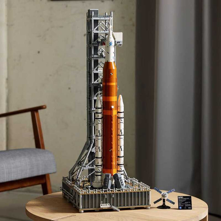 Detaljeret model af NASA Artemis Space Launch System med flertrinsraket og Orion-kapsel, 70 cm høj.