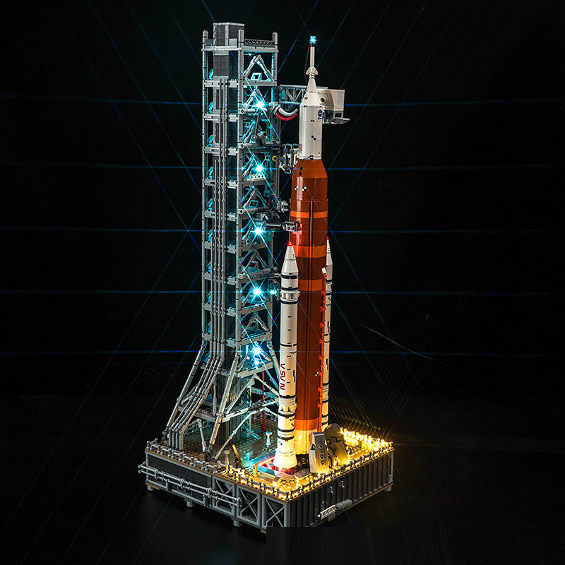 Detaljeret model af NASA Artemis Space Launch System med flertrinsraket og Orion-kapsel, 70 cm høj.