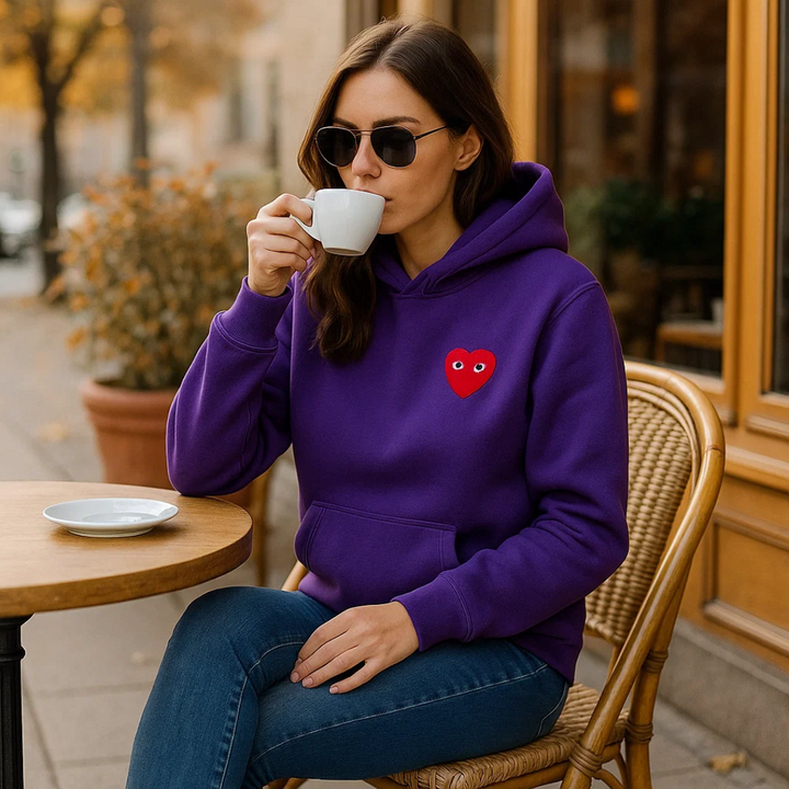 Model iført komfortabel og stilfuld kvinders hjertesweater i blød kvalitet, ideel til casual mode.