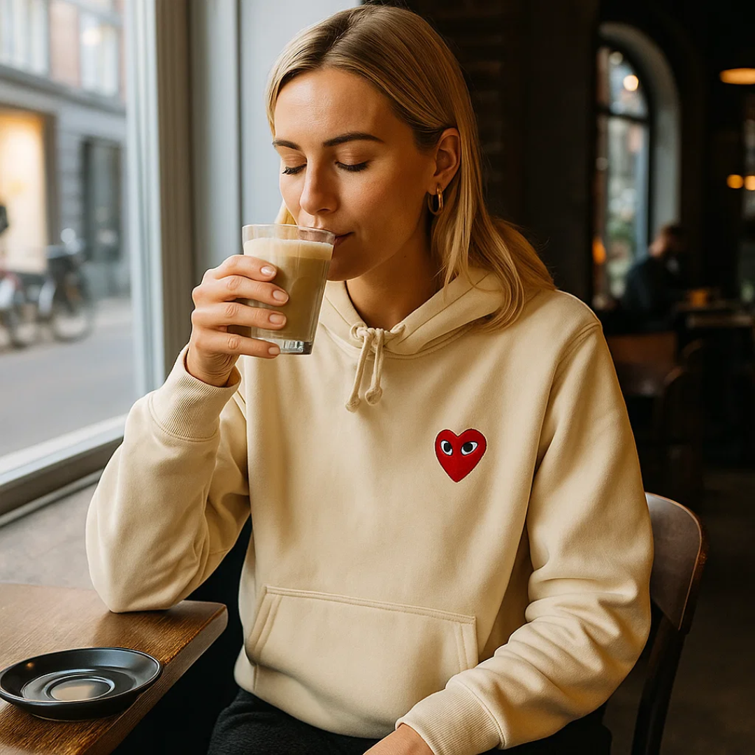 Foldet blød hjertesweater til kvinder, klar til levering. Komfortabel og stilfuld kvindemode.