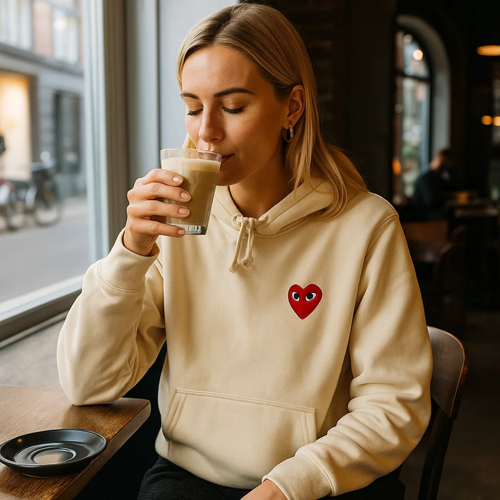 Foldet blød hjertesweater til kvinder, klar til levering. Komfortabel og stilfuld kvindemode.