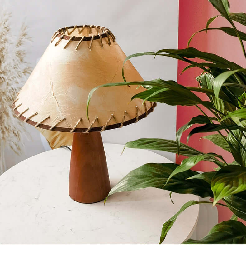 Bordlampe af massivt træ i århundredestil