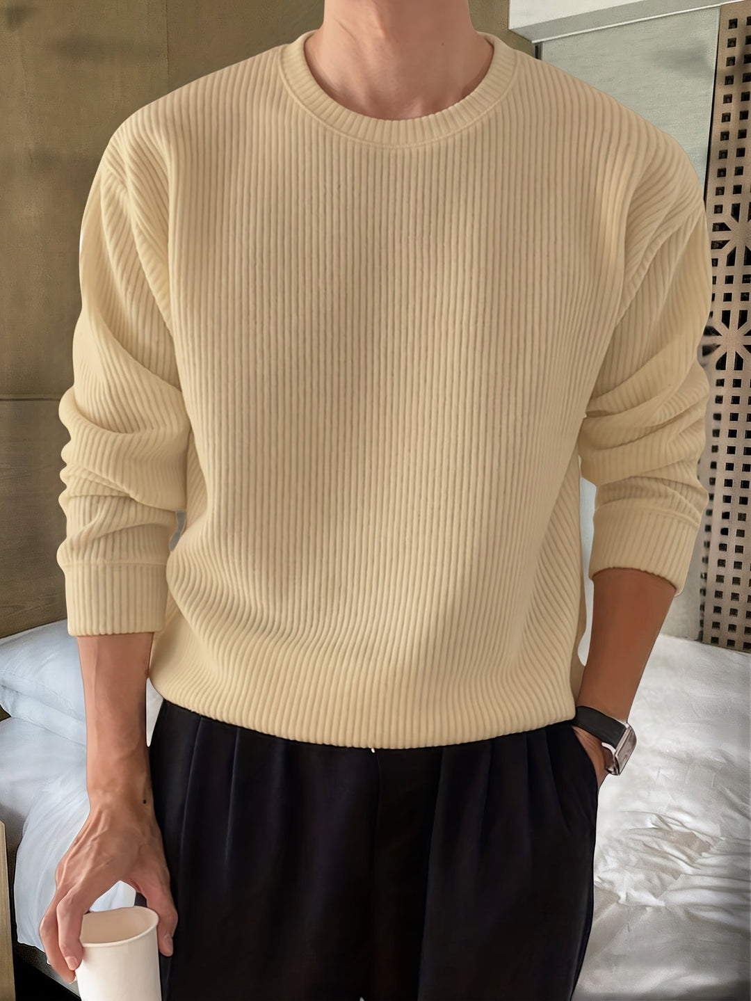 Vinterklar herre ribstrikket sweater med rund hals. Løs pasform for varme og stilfuld hverdag.
