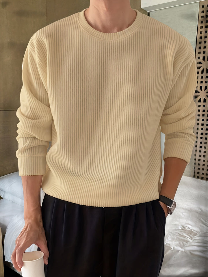 Vinterklar herre ribstrikket sweater med rund hals. Løs pasform for varme og stilfuld hverdag.