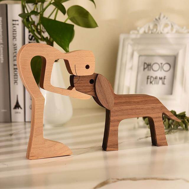 Håndudskåret Hundefigur i Træ