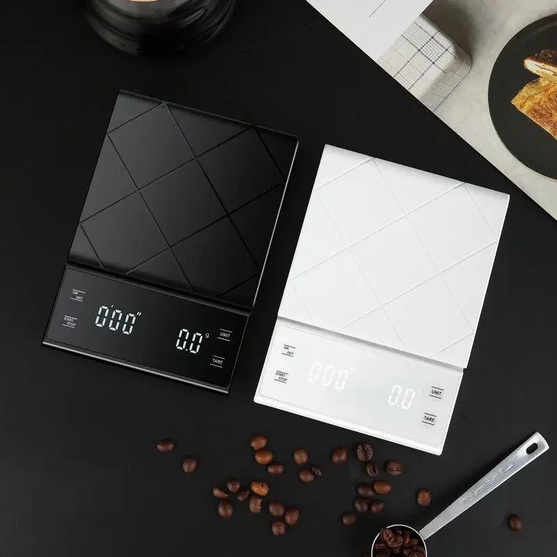 Nøjagtig digital køkkenvægt viser præcis vejning af ingredienser op til 5 kg. Essentiel til bagning.