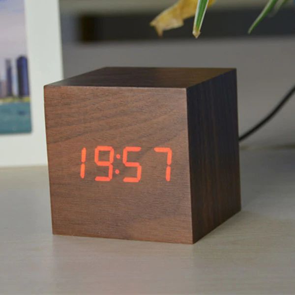 Digital bordur i moderne, minimalistisk terningdesign af træ, ideel til skrivebord eller hylde, med kompakt størrelse.