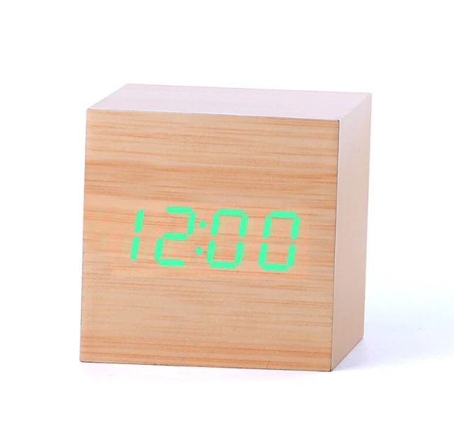 Digital bordur i moderne, minimalistisk terningdesign af træ, ideel til skrivebord eller hylde, med kompakt størrelse.