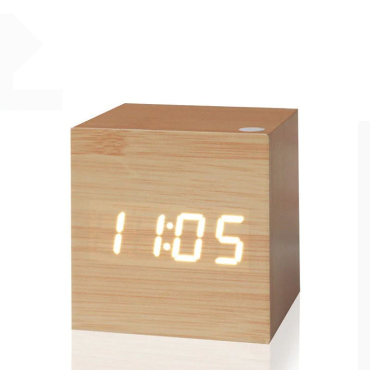 Digital bordur i moderne, minimalistisk terningdesign af træ, ideel til skrivebord eller hylde, med kompakt størrelse.