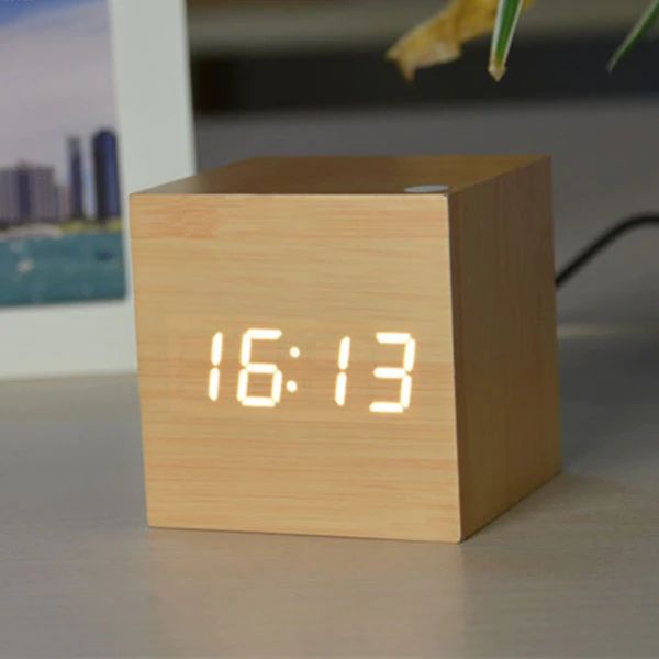 Digital bordur i moderne, minimalistisk terningdesign af træ, ideel til skrivebord eller hylde, med kompakt størrelse.
