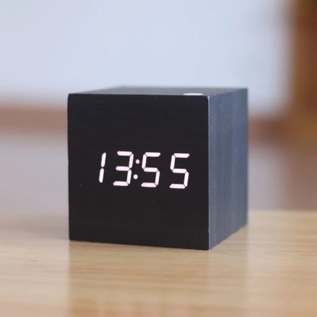 Digital bordur i moderne, minimalistisk terningdesign af træ, ideel til skrivebord eller hylde, med kompakt størrelse.