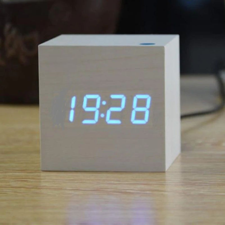 Digital bordur i moderne, minimalistisk terningdesign af træ, ideel til skrivebord eller hylde, med kompakt størrelse.