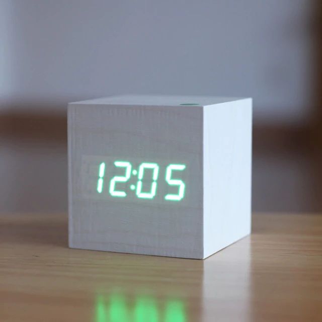 Digital bordur i moderne, minimalistisk terningdesign af træ, ideel til skrivebord eller hylde, med kompakt størrelse.