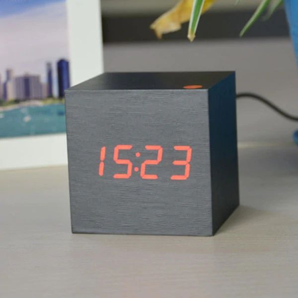 Digital bordur i moderne, minimalistisk terningdesign af træ, ideel til skrivebord eller hylde, med kompakt størrelse.